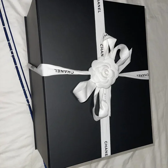 Authentic Chanel Timeless Classic Maxi DoubleFlap Caviar Leather w/Gold hardware - Picture 9 of 14